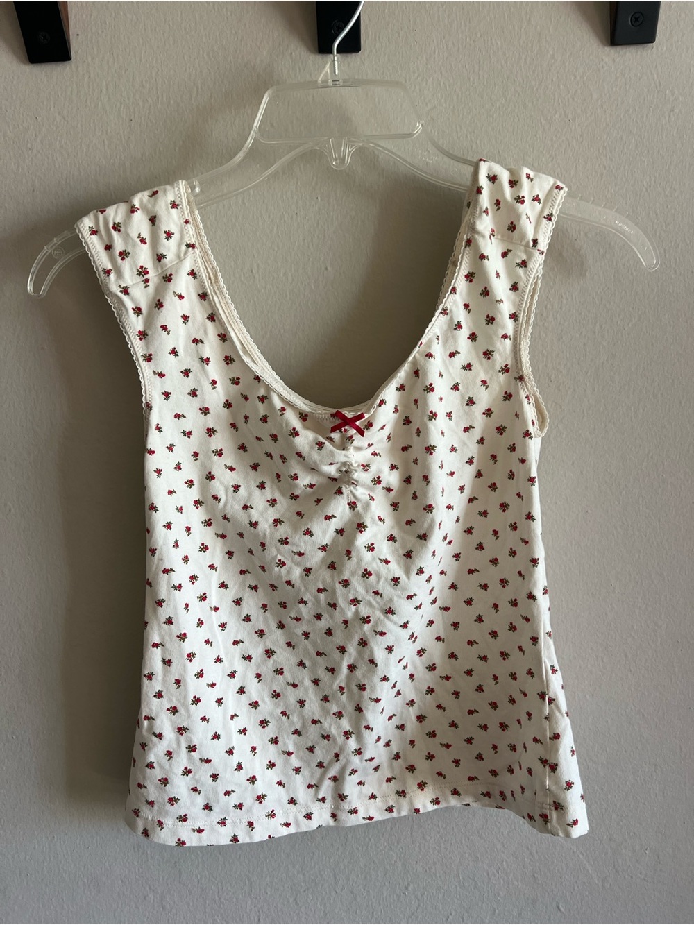 Brandy Melville Women's Cream Floral Tank Top